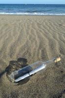 mensaje en una botella en la playa foto