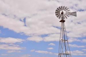 molino de viento tradicional bajo un cielo azul claro foto