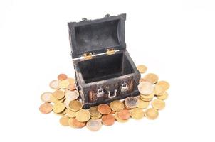 baúl del tesoro en miniatura en monedas foto