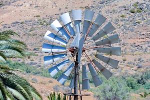 molino de viento tradicional bajo un cielo azul claro foto