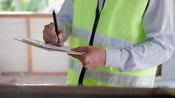 inspektör eller ingenjör är inspekterande konstruktion och kvalitet försäkran ny hus använder sig av en checklista. ingenjörer eller arkitekter eller kontaktor arbete till bygga de hus innan lämnandet den över till de husägare