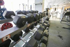 pesas deportivas de metal para culturismo en el gimnasio. foto