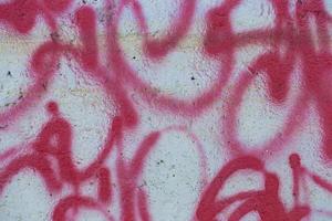 fragmentos de una pared pintada. la pared está pintada con pintura en aerosol. textura de pared de graffiti de hormigón. foto