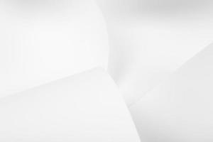 las hojas blancas de papel de oficina están retorcidas y dispersas. fondo abstracto de papel blanco. foto