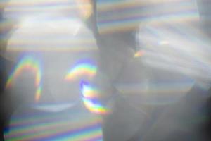 lente arcoiris efecto de deslumbramiento óptico de las lentes del objetivo. reflejo borroso desenfocado de los rayos de sol del arco iris. foto