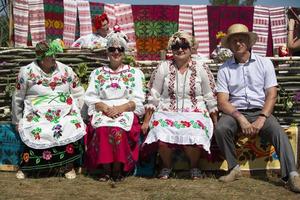 bielorrusia, pueblo avtyuki, 31 de julio de 2021. festival de la cultura bielorrusa. pueblo bielorruso en ropa nacional. foto