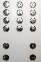 Botones metálicos con numeración en el panel del ascensor.