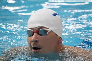 retrato de primer plano de un nadador con gafas de natación y un sombrero. foto