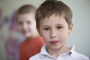 el rostro de un niño de cinco años con ojos marrones. el niño mira a la cámara. foto