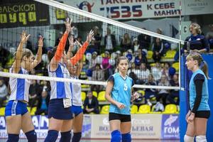 bielorrusia, ciudad de gomil, 03 de septiembre de 2021. competición de voleibol. mujeres de diferentes edades juegan voleibol. foto