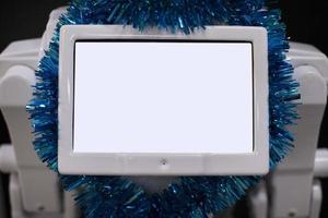 pantalla electrónica en blanco en oropel de navidad.pantalla electrónica en blanco foto