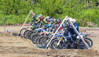 kamchatka, rusia- 10 de junio de 2021 - los pilotos de motocross practican trucos en sus motos de cross en un día soleado foto