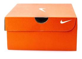 kamchatka, rusia - 16 de julio de 2023 - caja de zapatos nike aislada sobre fondo blanco. foto