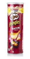 kamchatka, rusia - 16 de julio de 2023 - paquete de pringles las patatas fritas originales con tocino sobre un fondo aislado. foto