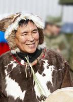 kamchatka, rusia- 10 de junio de 2021 - actuación de conjunto folclórico vestido de indígenas de kamchatka. foto