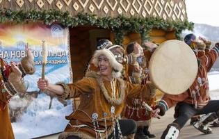 kamchatka, rusia- 10 de junio de 2021 - actuación de conjunto folclórico vestido de indígenas de kamchatka. foto