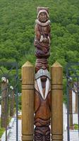 kamchatka, rusia - 16 de julio de 2023 - estatua de ídolo de madera de koryak en la península de kamchatka foto