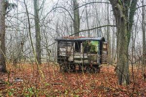 viejo vagón de tren de madera abandonado con horno foto