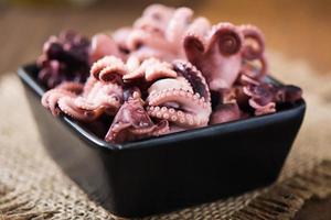 pulpo pequeño hervido en un plato foto