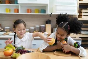 el niño está jugando frutas. niños acostados en cocina de juguete para cocinar. juegos educativos y creativos para niños. foto