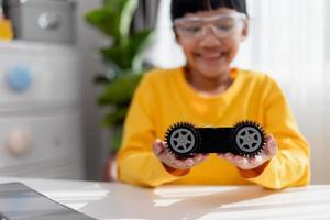 los estudiantes de asia aprenden en casa a codificar autos robot y cables de tableros electrónicos en tallo, vapor, ingeniería matemática, ciencia, tecnología, código de computadora en robótica para el concepto de niños. foto