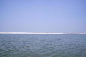 río padma bluewater e isla de arena con cielo azul hermosa vista del paisaje foto