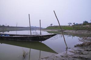 vista panorámica de los barcos de pesca de madera en la orilla del lago foto