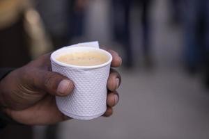 taza de café en la mano de un hombre. enfoque selectivo foto