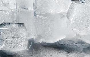 fondo de cubitos de hielo, textura de cubitos de hielo o fondo me hace sentir fresco y bien, en el verano, el hielo y las bebidas frías nos harán sentir relajados, hechos para el negocio de bebidas o refrescos. foto