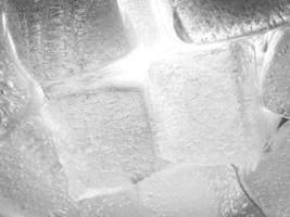 fondo de cubitos de hielo, textura de cubitos de hielo o fondo me hace sentir fresco y bien, en el verano, el hielo y las bebidas frías nos harán sentir relajados, hechos para el negocio de bebidas o refrescos. foto