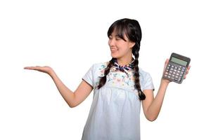 retrato de una hermosa joven asiática vestida de mezclilla sosteniendo una calculadora de fondo blanco. concepto de compras en línea de negocios. foto