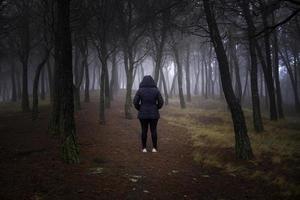 mujer en bosque con niebla foto