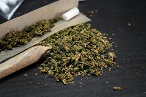 primer plano de marihuana, cannabis indica sobre fondo de madera. concepto de narcóticos de drogas. foto