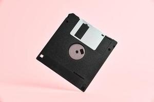 disquete sobre fondo rosa foto