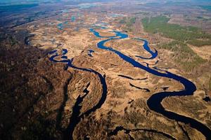 río desbordado en el valle, vista aérea foto
