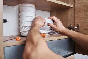 cableado de conexión en el armario de la cocina foto