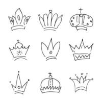 coronas dibujadas a mano. conjunto de nueve bocetos de graffiti simples coronas de reina o rey. coronación imperial real y símbolos de monarca vector