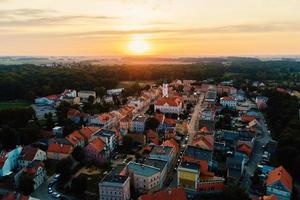 paisaje urbano de una pequeña ciudad europea, vista aérea foto