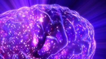 volando alrededor del holograma del cerebro humano, rayos de luz - proceso de pensamiento, concepto de inteligencia video
