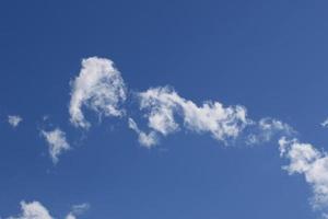 cielo azul claro y nubes blancas foto