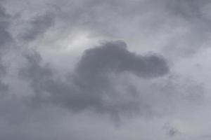 clima tormentoso y nubes oscuras foto