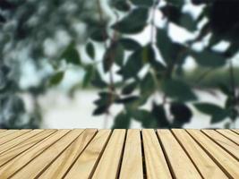 mesa vacía de tablero de madera frente a un fondo borroso, espacio para montaje, muestre sus productos o maqueta para mostrar el estilo natural del producto. foto