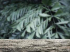 mesa vacía de tablero de madera frente a un fondo borroso, espacio para montaje, muestre sus productos o maqueta para mostrar el estilo natural del producto. foto