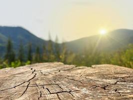 mesa vacía de tablero de madera frente a un fondo borroso, espacio para montaje, muestre sus productos o maqueta para mostrar el estilo natural del producto. foto