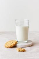 vaso de leche fresca con galletas de avena foto