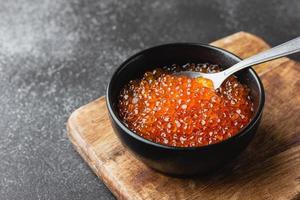 caviar de salmón en un bol foto