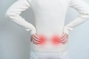 mujer con dolor de espalda. sistema urinario y cálculos, cáncer, día mundial del riñón, estómago renal crónico, dolor hepático y concepto de páncreas