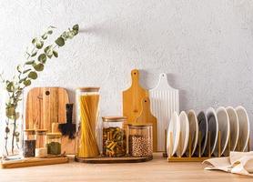 cocina ecológicamente limpia. el concepto de un hogar libre de residuos. vista frontal de la encimera de la cocina con tarros de cristal para productos a granel. foto