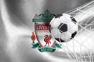 liga de campeones de la uefa 2023, bandera del liverpool fc con un balón de fútbol en la red, papel tapiz de la uefa, trabajo en 3d e imagen en 3d. erevan, armenia - 2023 enero 27 foto