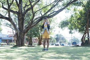 familia asiática divirtiéndose en el jardín madre e hija divirtiéndose juntas. foto